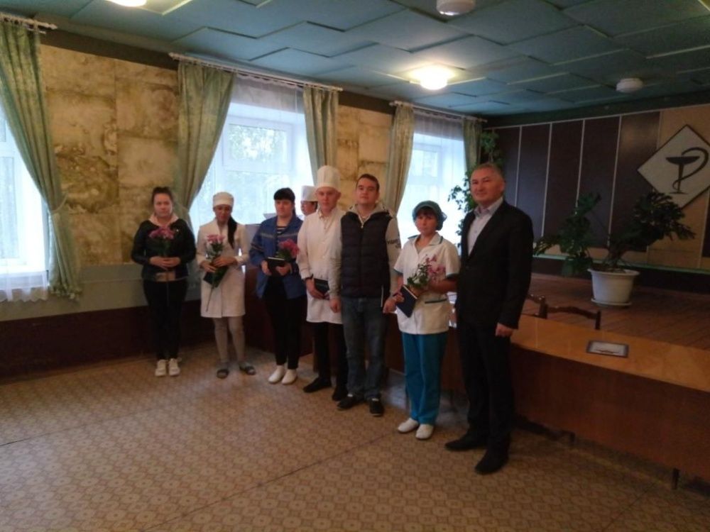 В ГБУЗ РБ Бураевская ЦРБ прошло торжественное мероприятие посвящённое чествованию молодых специалистов в профессию